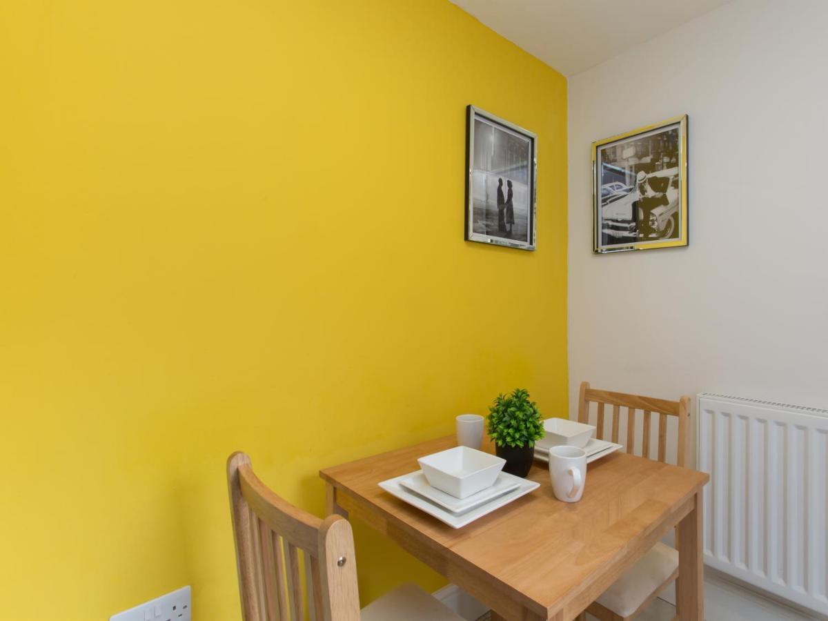Townhouse @ West Avenue Crewe Bed & Breakfast Bagian luar foto