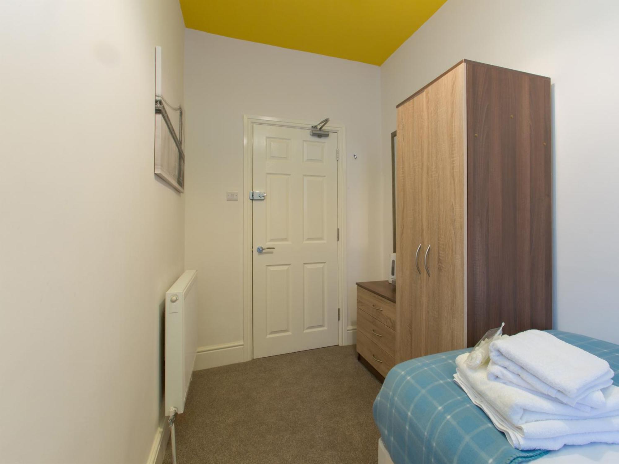 Townhouse @ West Avenue Crewe Bed & Breakfast Bagian luar foto