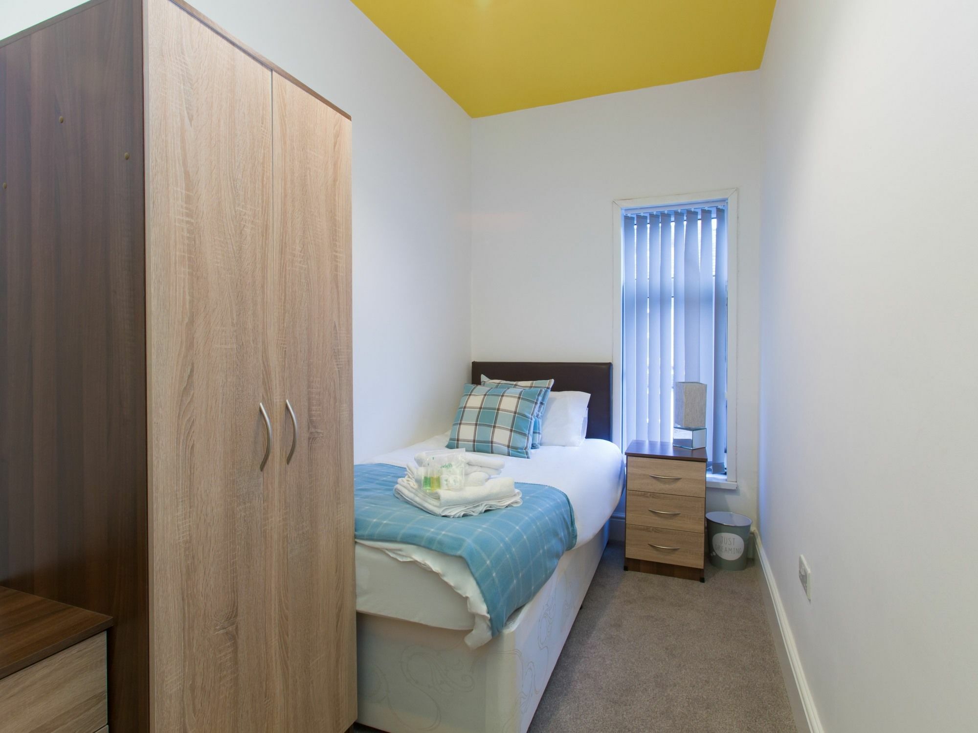 Townhouse @ West Avenue Crewe Bed & Breakfast Bagian luar foto