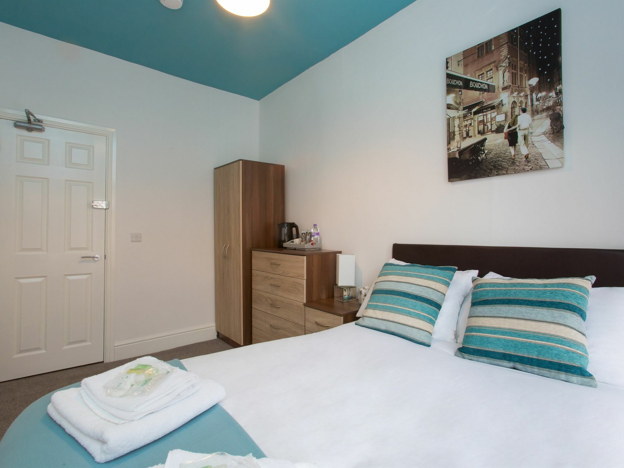 Townhouse @ West Avenue Crewe Bed & Breakfast Bagian luar foto